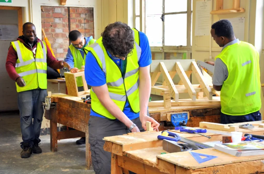Aprende en el Curso de Acabados de Madera 4